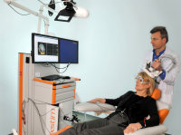 Dr. Peter Spangenberg untersucht das Hirn mit der Navigierten Hirnstimulation