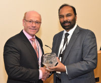 Milind Pande MBBS, DO, FRCS, FRCOphth, Past President of the United Kingdom and Ireland Society Cataract & Refractive Surgeons, Laser Eye Committee of the Royal College of Ophthalmologists, überreicht Prof. Dr. Burkhard Dick, Direktor der Augenklinik am Universitätsklinikum Knappschaftskrankenhaus Bochum, die Kristallschale. Milind Pande MBBS, DO, FRCS, FRCOphth, Past President of the United Kingdom and Ireland Society Cataract & Refractive Surgeons, Laser Eye Committee of the Royal College of Ophthalmologists, überreicht Prof. Dr. Burkhard Dick, Direktor der Augenklinik am Universitätsklinikum Knappschaftskrankenhaus Bochum, die Kristallschale.
