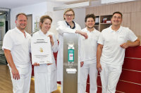 Michael Bosmanns (Hygienefachkraft), Dr. Christina Schulze (Oberärztin Medizinische Klinik), Dr. Lisa Budniak (Fachärztin Medizinische Klinik), Christian Petermichl (Hygienefachkraft) und Martin Niebius (Hygienefachkraft) Michael Bosmanns (Hygienefachkraft), Dr. Christina Schulze (Oberärztin Medizinische Klinik), Dr. Lisa Budniak (Fachärztin Medizinische Klinik), Christian Petermichl (Hygienefachkraft) und Martin Niebius (Hygienefachkraft)