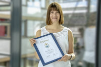 Priv.-Doz. Dr. Stephanie Joachim hält das Diplom für ihre erfolgreiche Absolvierung des European Leadership Programms in Händen Priv.-Doz. Dr. Stephanie Joachim hält das Diplom für ihre erfolgreiche Absolvierung des European Leadership Programms in Händen