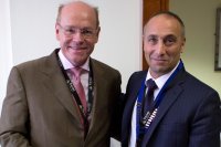 UKISCRS-Präsident David O’Brart (rechts) gratuliert Prof. Dr. Burkhard Dick zur „Choyce Medal“. UKISCRS-Präsident David O’Brart (rechts) gratuliert Prof. Dr. Burkhard Dick zur „Choyce Medal“.