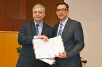 Priv.-Doz. Dr. Peter Schenker (re.) mit Prof. Dr. Richard Viebahn, Direktor der Chirurgischen Klinik am Universitätsklinikum Knappschaftskrankenhaus Bochum, nach dem Überreichen der Urkunde.