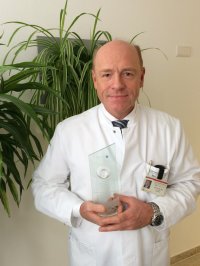 Prof. Dr. Burkhard Dick mit dem „Acufocus Innovator & Excellency Award“ Prof. Dr. Burkhard Dick mit dem „Acufocus Innovator & Excellency Award“